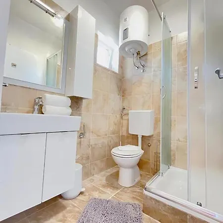 Апартаменти Caramel Comforts In Stinjan Only 800 Meters From The *